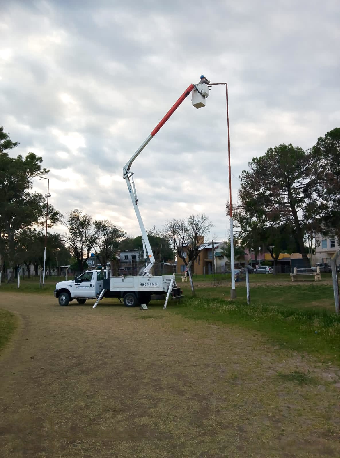 Instalaron reflectores LED en la cancha del Polideportivo